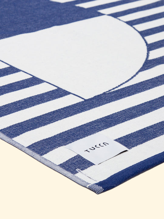 Model “Florida” of Tucca light beach towel showing the top side. Completely flat to get a super thin beach towel