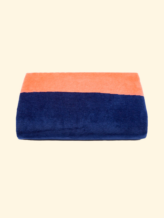 Model “Konoh” of Tucca beach towel 100% organic cotton, perfectly folded as presented on the packaging, with two pins on each side, the ones that can be used to fix your beach towel to the sand.