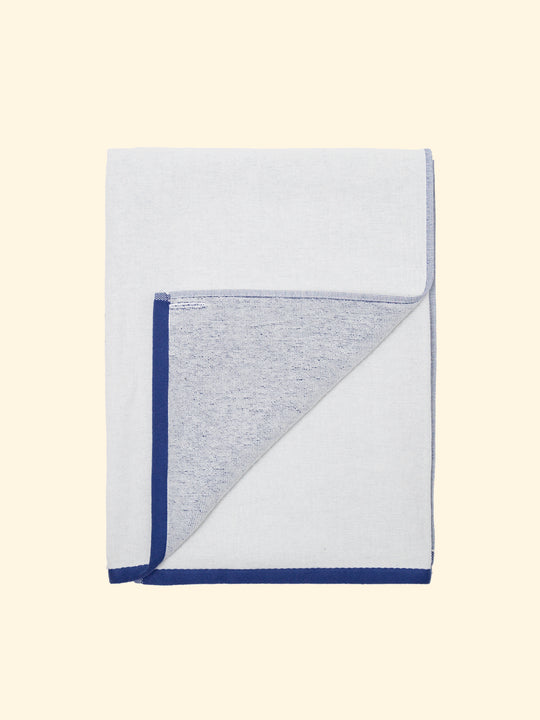 Model Florida of Tucca light beach towel, 100% organic cotton, folded while the top side is completely flat and fresh and the underside one woven with terry. All woven, not printed, for optimal drying and preservation of color