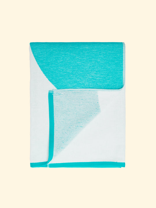 Model “Mayeri” of Tucca light beach towel, 100% organic cotton, folded while the top side is completely flat and fresh and the underside one woven with terry. All woven, not printed, for optimal drying and preservation of color