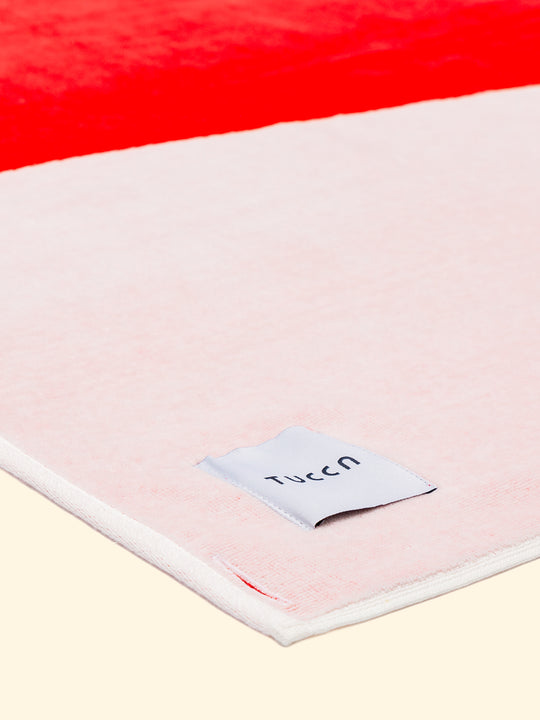 Model “Berry” of Tucca beach towel showing the top side finished in terry velour, making it softer and lighter.