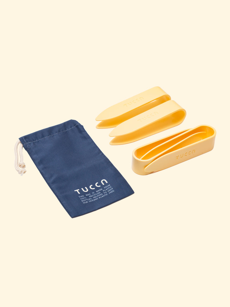 Tucca beach towels clips thatbeing inserted through the little holes in each corner, will fix your beachtowel to the sand so it doesn't get blown away by the wind. Four clips in a fine and light design. 